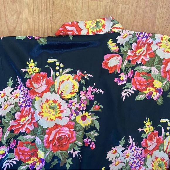 Women’s Floral Short Light Bathrobe - Picture 7 of 10